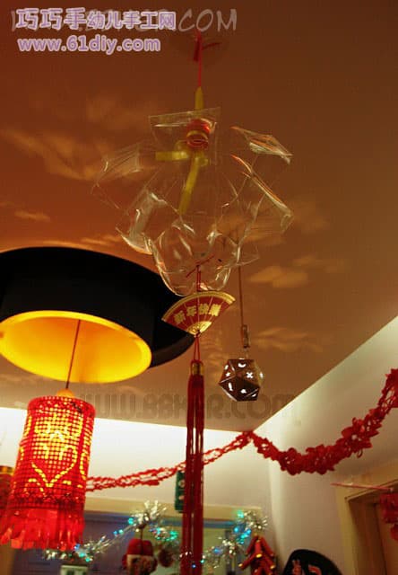 节日灯笼-10-幼儿园走廊上的手工灯笼, 很象水母, 不错的艺术造型