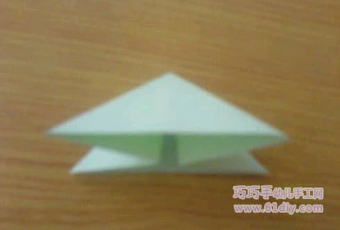 步骤4: 折成图上的大三角