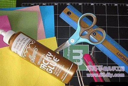 步骤1: 准备物：彩色纸(厚一点的纸较为容易卷)、美工刀、标尺、剪刀、牙签、胶水、镊子。