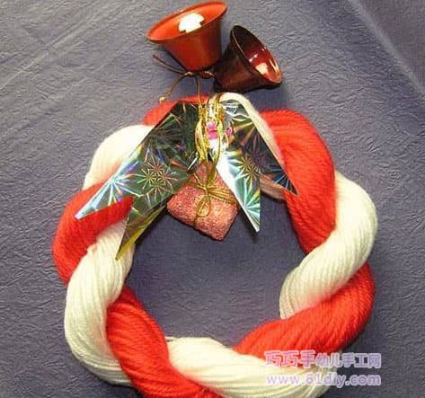 毛线制作的圣诞花环