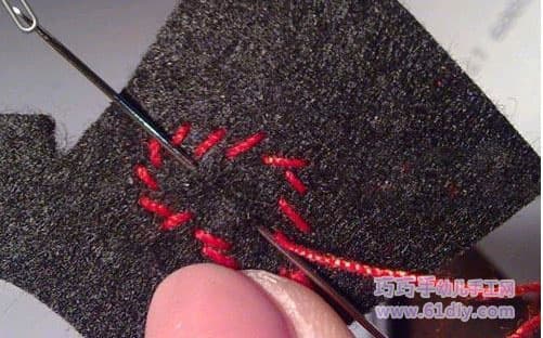 步骤5: 最后收针的时候不用打结把线从不织布里传出来就行 因为不织布比较密 不会开线的！