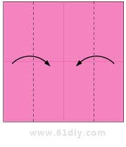 2、左、右两侧的边折到垂直中线上；
