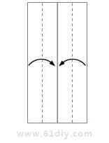 3、两边继续折到垂直中线上；