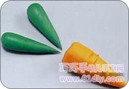 4、用绿色材料做二个胖水滴形状,以做胡萝卜叶子用。