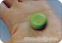1、绿色纸黏土(软陶)搓圆,压平。