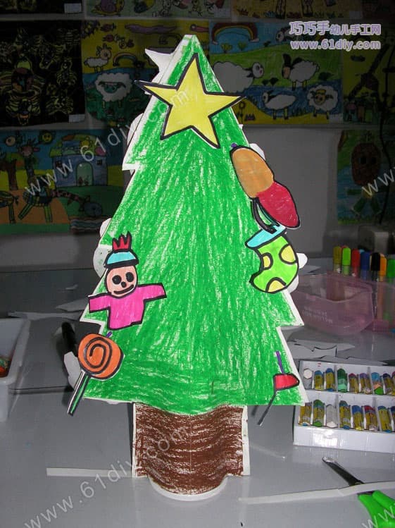 小朋友们制作的圣诞树