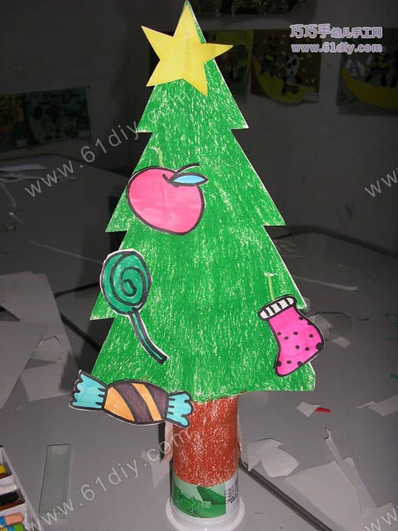 小朋友们制作的圣诞树