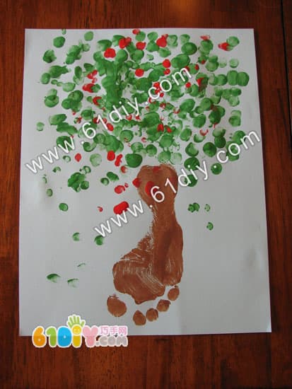 手脚印画画——树