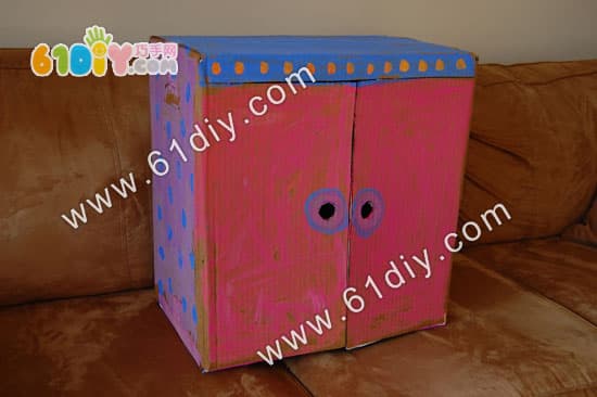 废纸箱制作芭比娃娃的衣柜