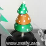 一次性碗筷打造简易圣诞树
