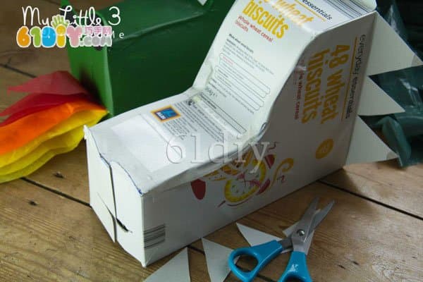 幼儿园新年手工——怎样用纸盒制作龙头玩具