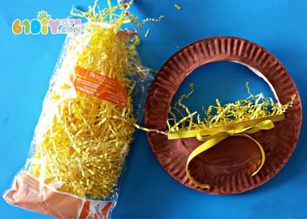 儿童制作彩蛋篮