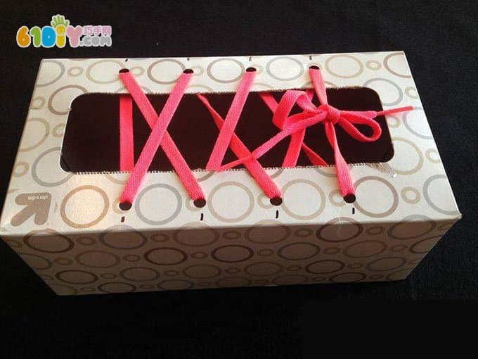 纸巾盒巧利用制作穿鞋带玩教具