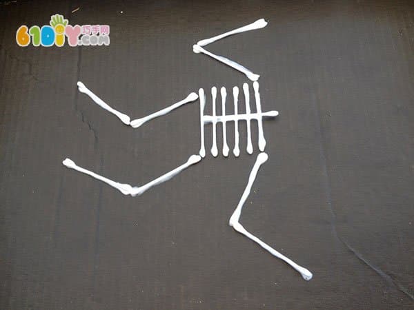 万圣节DIY：棉签手工制作骨架贴画
