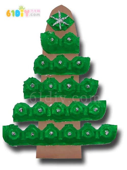 鸡蛋盒废物利用制作圣诞树