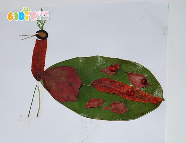儿童趣味DIY 漂亮的树叶贴画孔雀