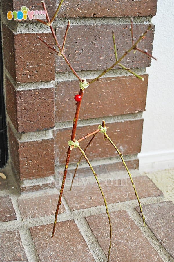 树枝DIY制作圣诞驯鹿