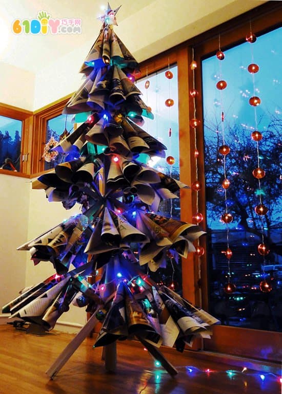 旧杂志DIY制作大型圣诞树