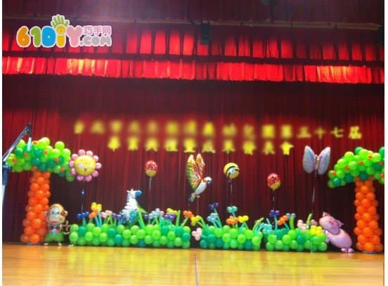 气球装饰的舞台布置