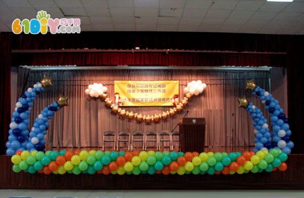 气球装饰的舞台布置