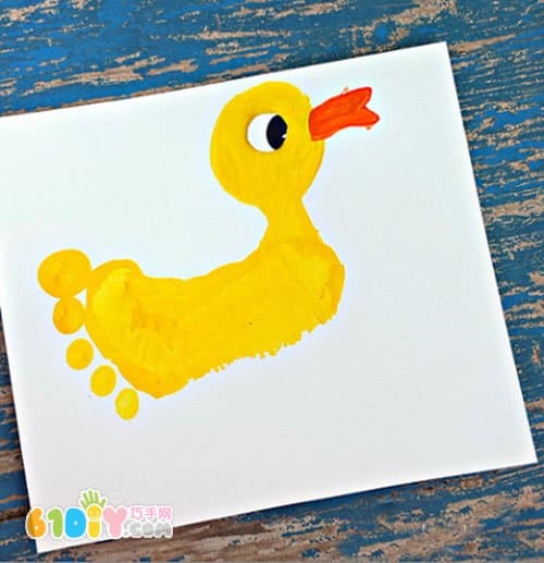 可爱的脚印画小鸭子