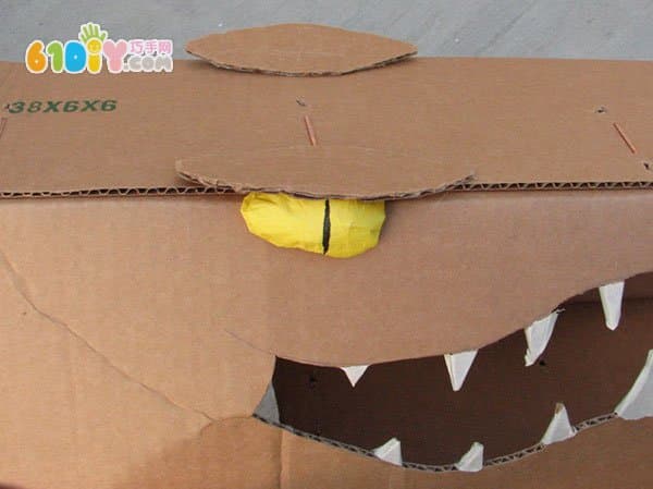 废纸箱废物利用制作鳄鱼扮演道具