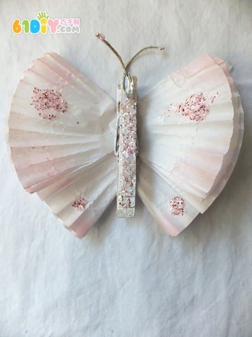 蛋糕纸制作美丽的蝴蝶