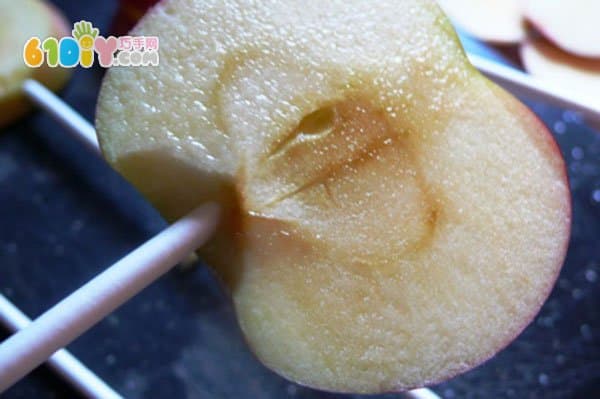 万圣节亲子美食 苹果制作南瓜怪棒棒糖