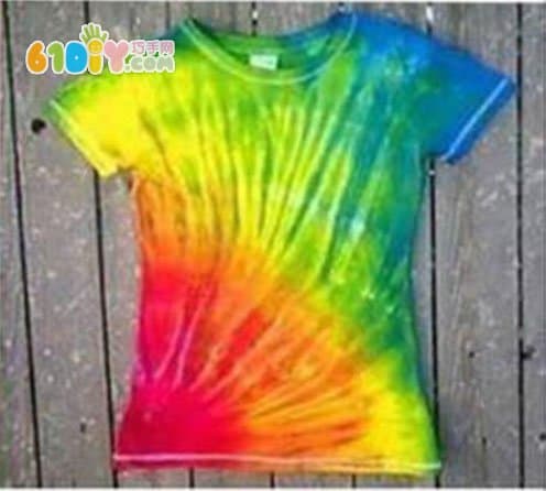 利用扎染艺术DIY个性彩虹T恤
