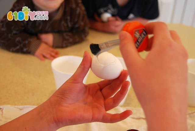 儿童制作复活节彩蛋