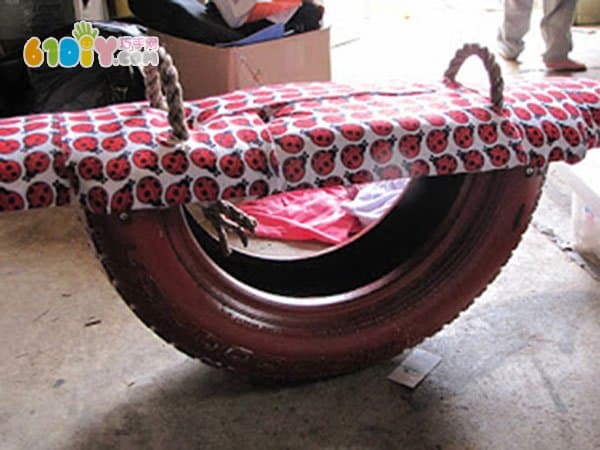 旧轮胎手工改造变跷跷板