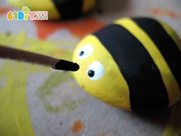 石头手工制作可爱的小蜜蜂