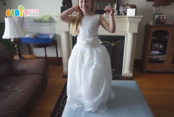 幼儿园时装秀 塑料袋制作婚纱公主裙