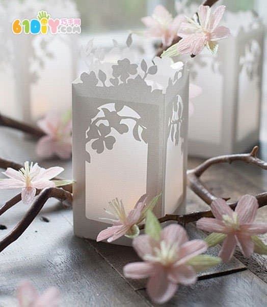中秋节制作精美的卡纸雕花灯笼