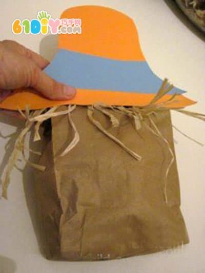 儿童利用废纸袋制作稻草人