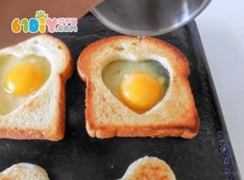 儿童营养趣味早餐制作 爱心煎蛋土司