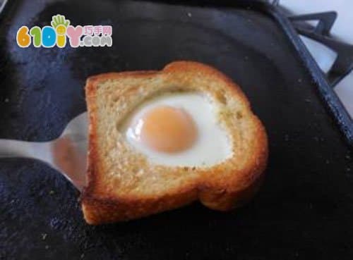 儿童营养趣味早餐制作 爱心煎蛋土司