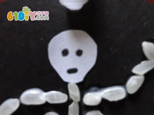 儿童万圣节DIY 利用大米制作骷髅贴画