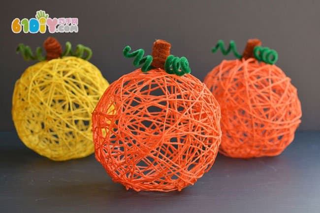 利用气球手工制作万圣节装饰南瓜