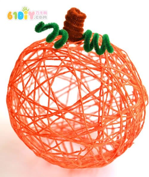 利用气球手工制作万圣节装饰南瓜
