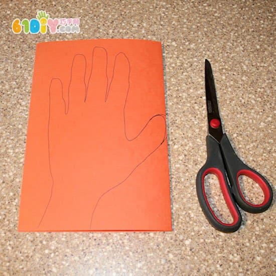 幼儿DIY简单的纸盘手脚印火鸡
