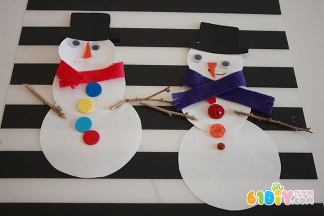 儿童利用圆形手工制作雪人贴画