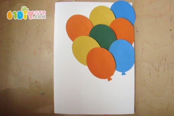 儿童制作新年气球贺卡