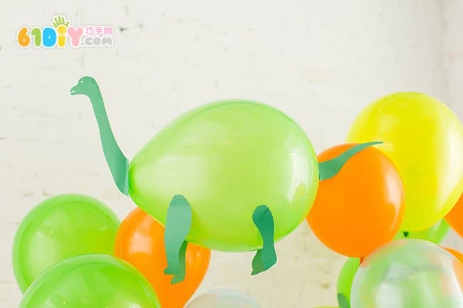 利用气球制作恐龙挂饰