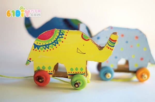 儿童利用废纸板制作大象小车