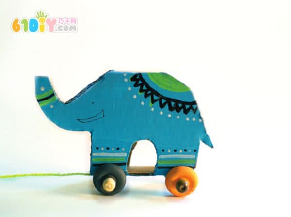 儿童利用废纸板制作大象小车