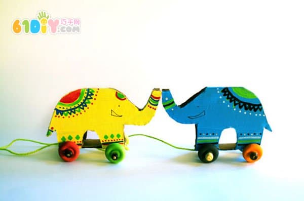 儿童利用废纸板制作大象玩具小车