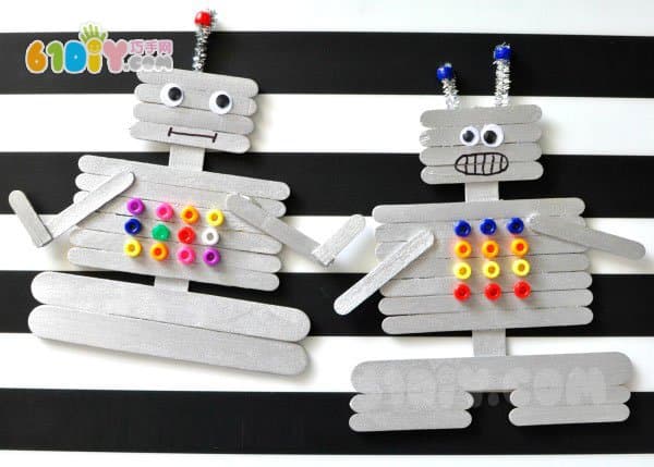 儿童利用雪糕棒制作机器人