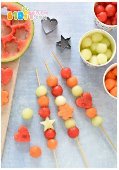 制作孩子们喜欢的夏日水果串