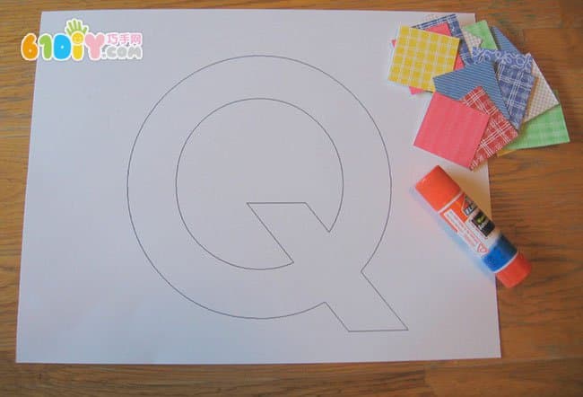 q is for quilt    手工材料:字母q模板,布料图案的卡纸,剪刀,胶水